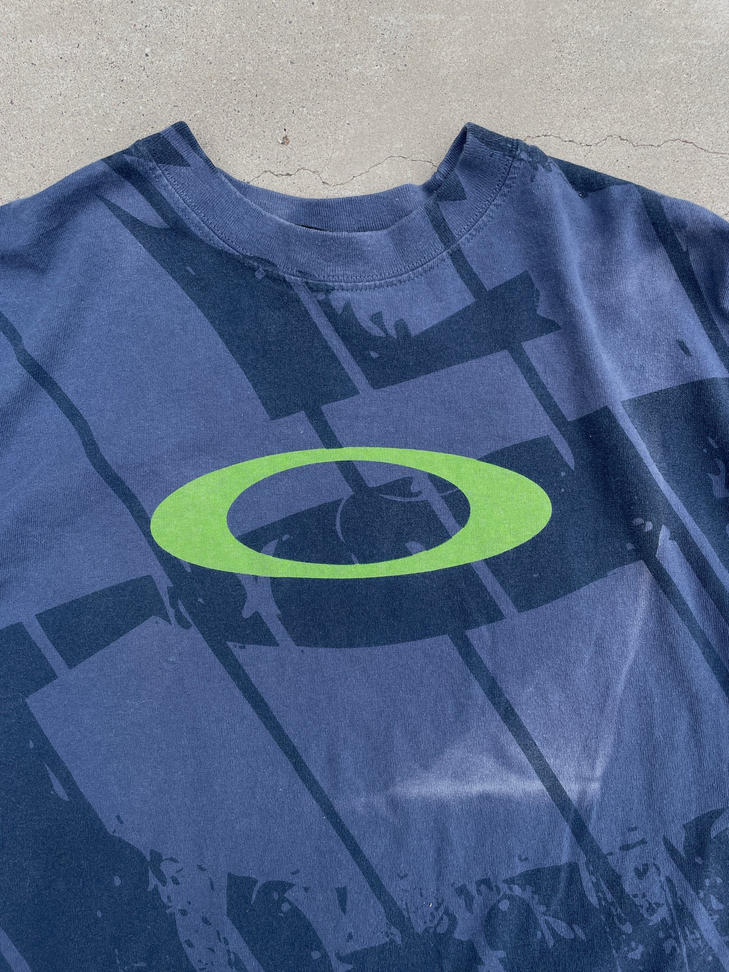OAKLEY FADED GRAY AND GREEN TEE - 2000S